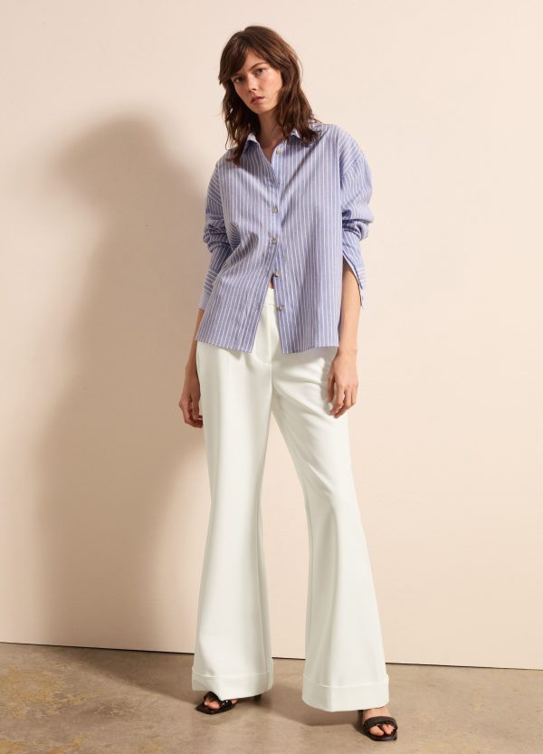 Pantalone flare fit con risvolti